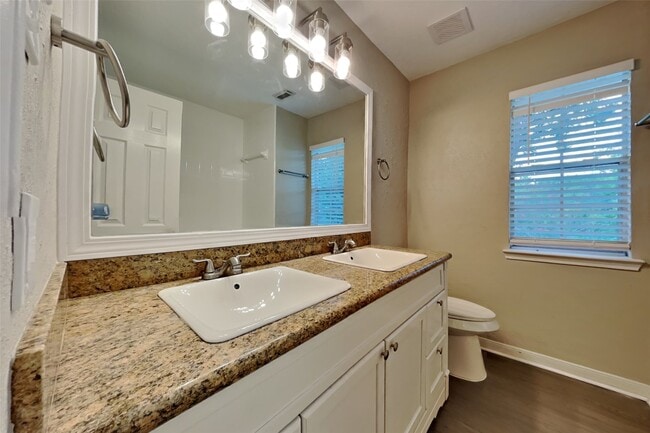 Foto del edificio - 8815 Lawncliff Ln
