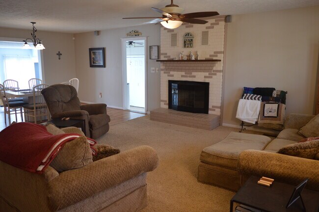 Building Photo - 140 Green Meadows Dr
