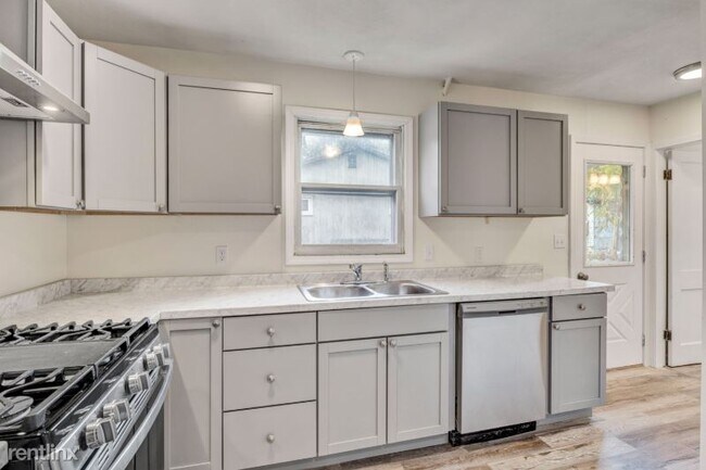 Foto del edificio - 4 br, 1.5 bath House - 322 Loomis Ave.