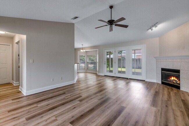 Foto del edificio - 4030 Broken Arrow Ct