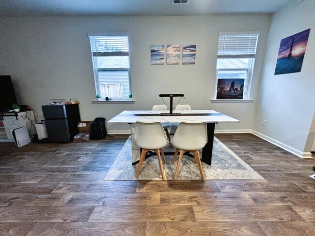 Foto del edificio - 218 Sweet Cherry Ln