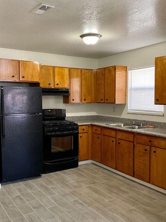 Foto principal - 3 bedroom unit with private laundry. 2 OFF...