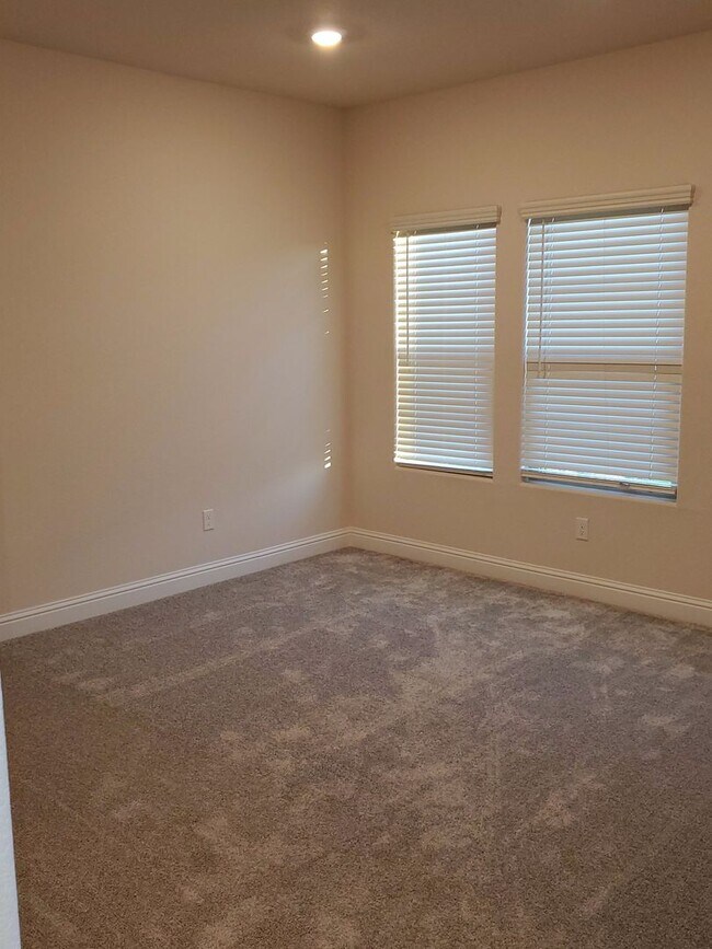 Building Photo - Cozy, 3 bedroom Lennar home with a bonus r...