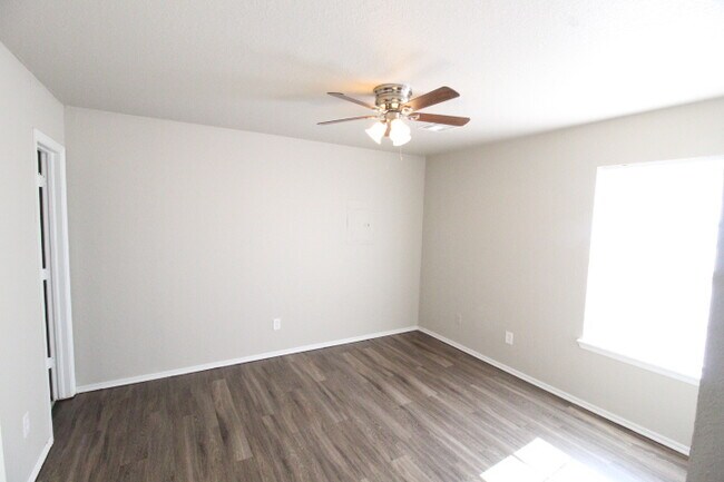 Foto del edificio - 1900 Terrace Lawn Dr