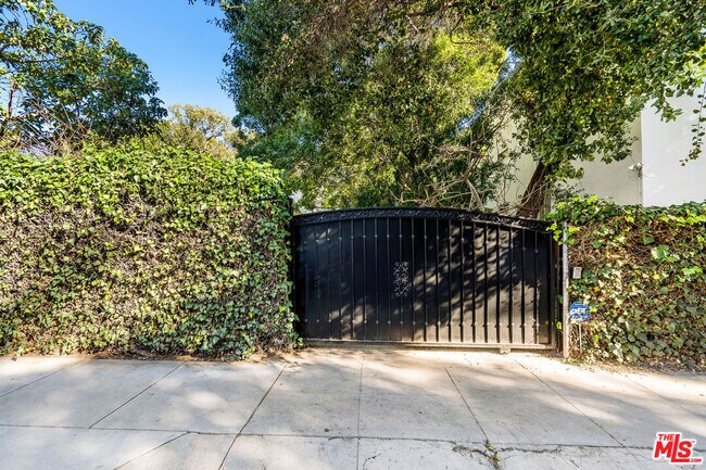 Foto del edificio - 8328 Willoughby Ave