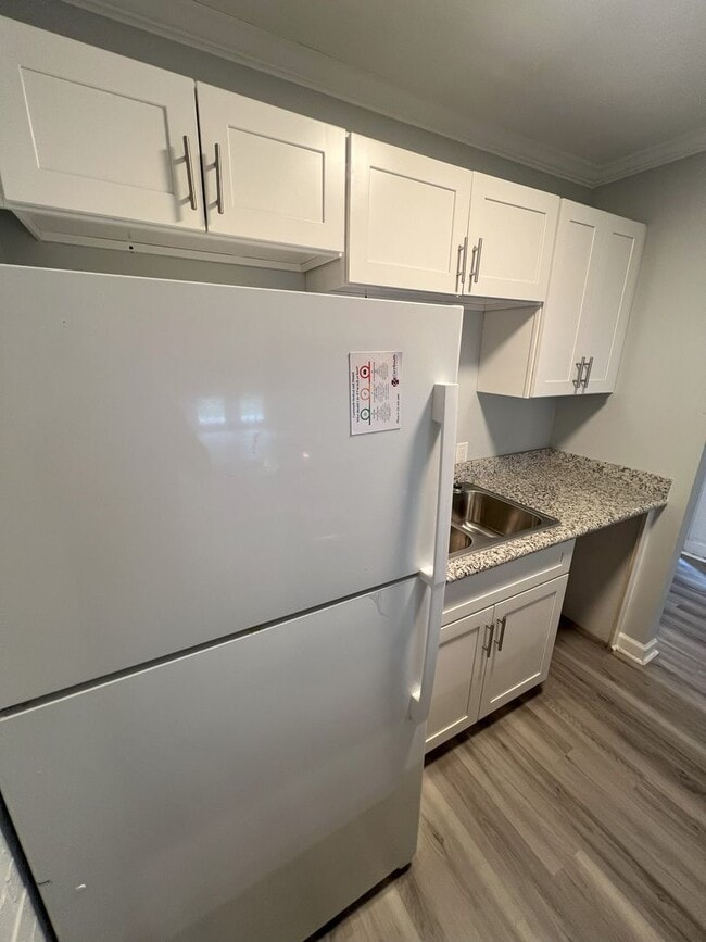 Building Photo - Must See! 1 bedroom, 1 bath apartment on H...