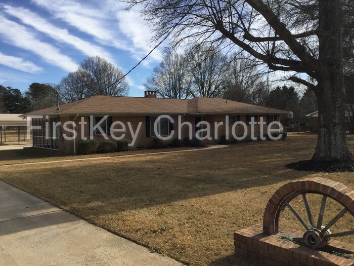 Foto principal - 4020 Matthews Mint Hill Rd