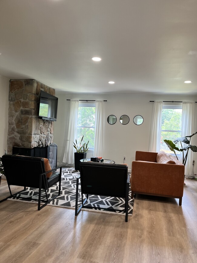 Building Photo - 8427 Snowden Oaks Plz