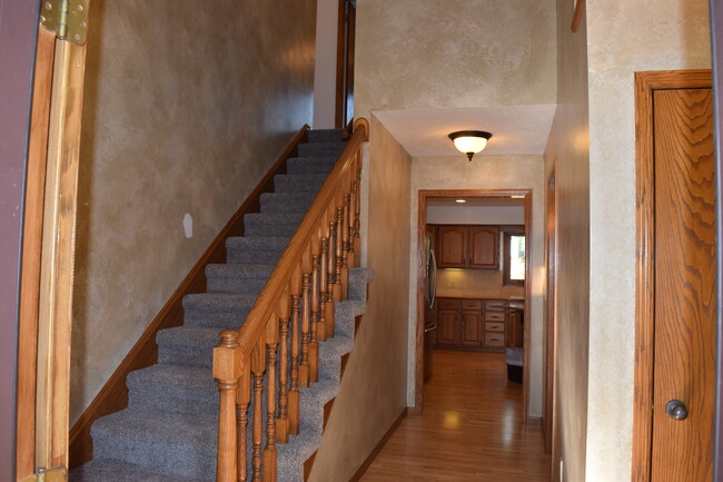 Building Photo - 2210 Skyline Dr