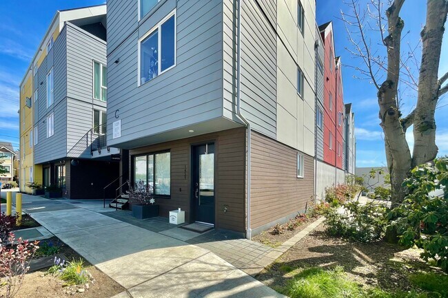 Foto del edificio - Great townhouse- move in during May & Enjo...
