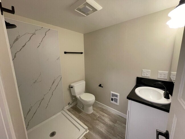 Foto del edificio - Fantastic Newly Remodeled Lower Unit in Buckman with Washer/Dryer