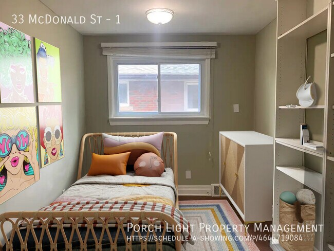 Photo du bâtiment - Main Floor 3 Bedroom in St. Catharines with Parking, Yard and Laundry