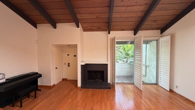 Building Photo - DESIRABLE TWO BEDROOM TWO BATH HOME IN STUDIO CITY