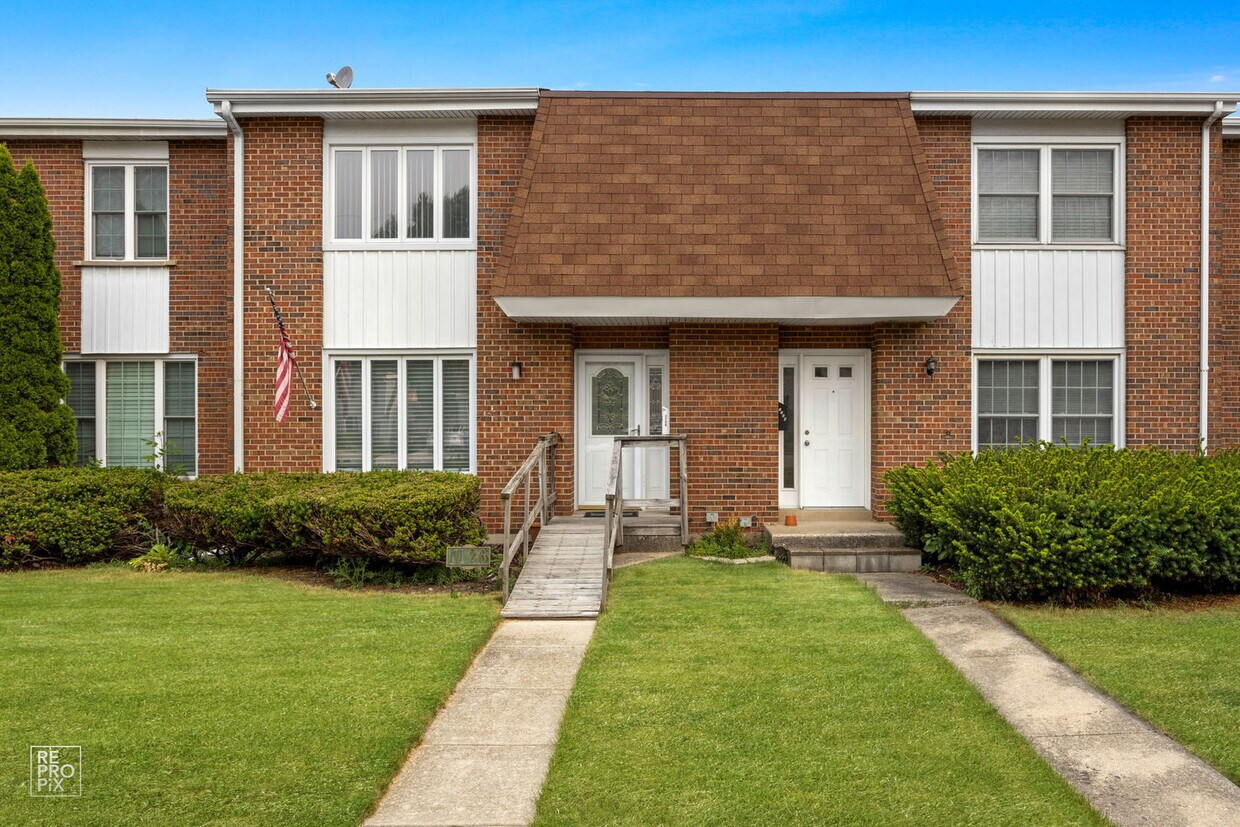 1126 63rd St, Downers Grove, IL 60516 Townhome Rentals in Downers