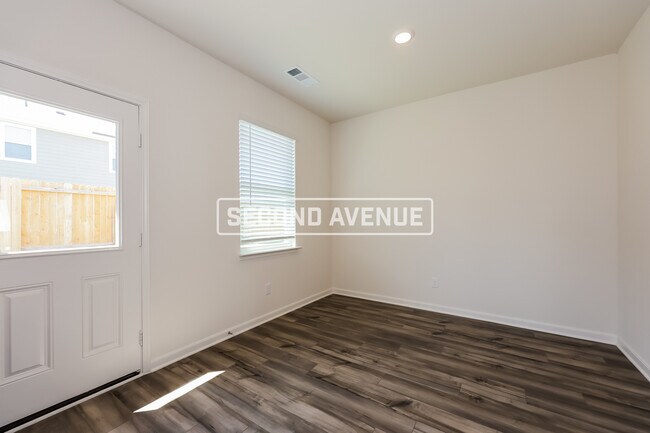 Foto del edificio - 1329 Woodwinds DR