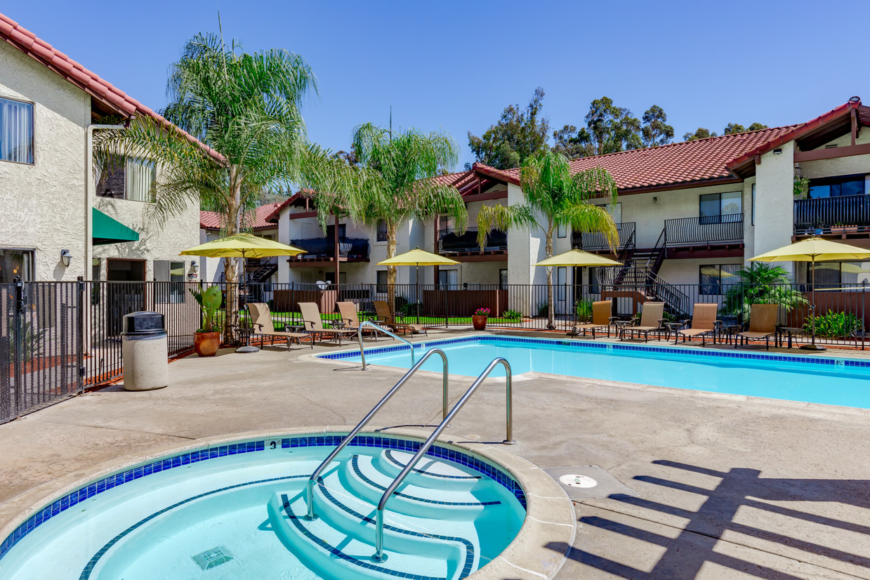 Piscina - Creekside Village Apartments