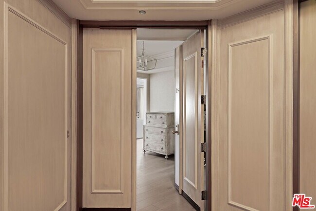 Building Photo - 300 N Swall Dr