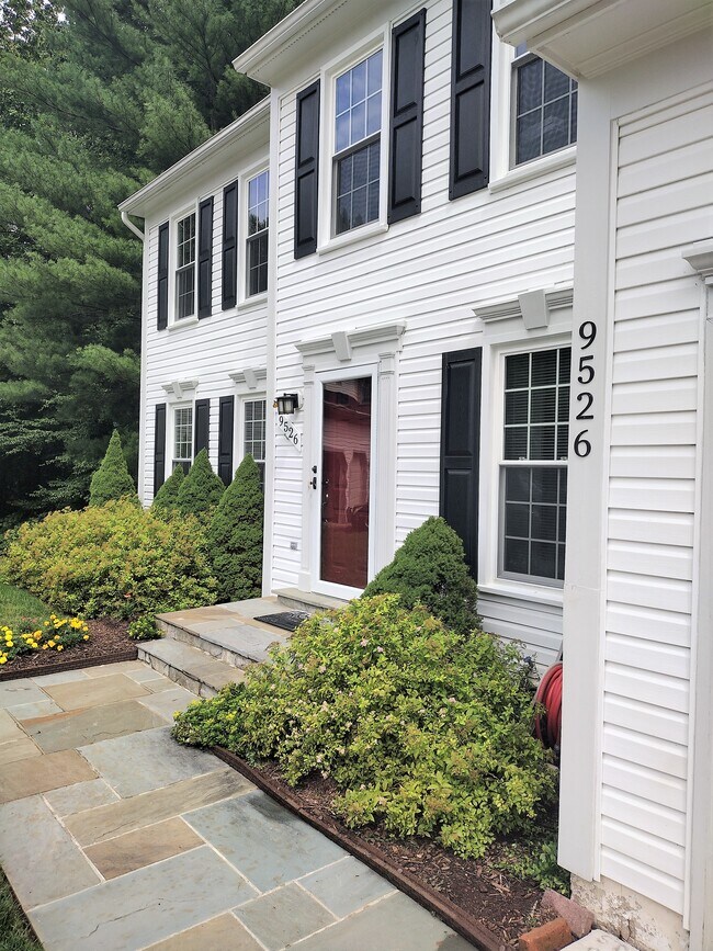 Foto del edificio - 9526 Stoney Ridge Rd