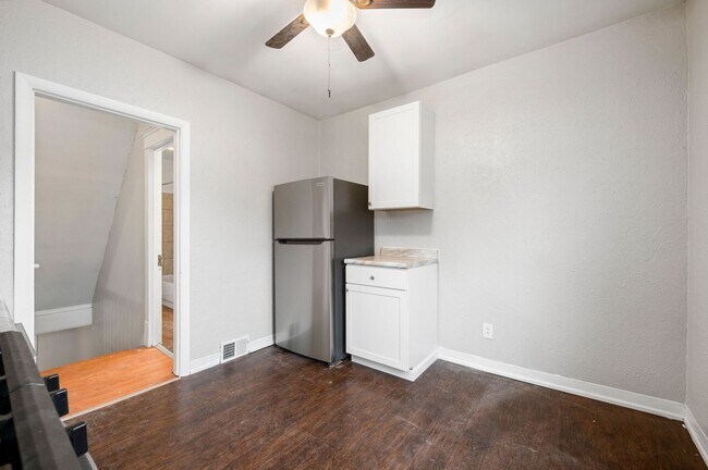 Building Photo - 28 E Meyers St
