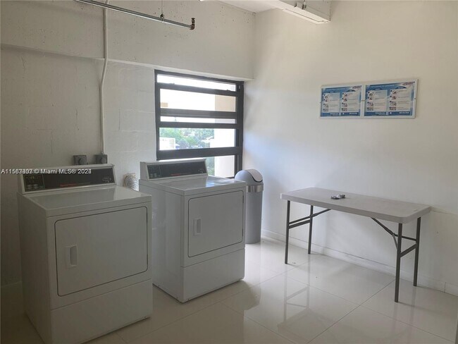 Building Photo - 575 Crandon Blvd