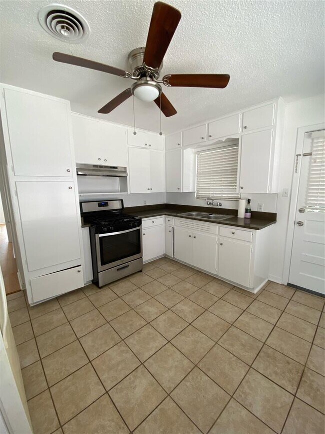 Foto del edificio - 1711 Brentwood St