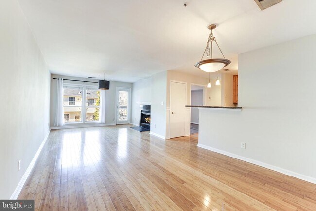 Building Photo - 3176 Summit Square Dr