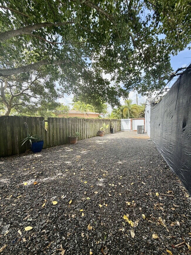 Foto del edificio - 19451 NW 5th Ct