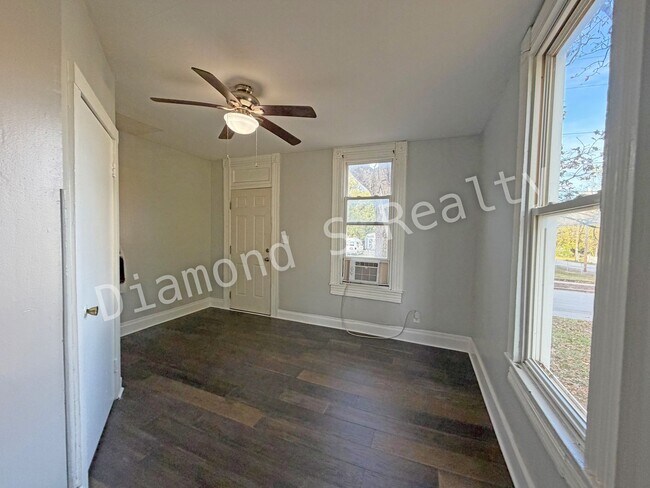 Foto del edificio - 2052 N Taylor Ave