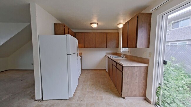 Foto del edificio - 2 Bed Townhouse Near Downtown with Assigned Parking