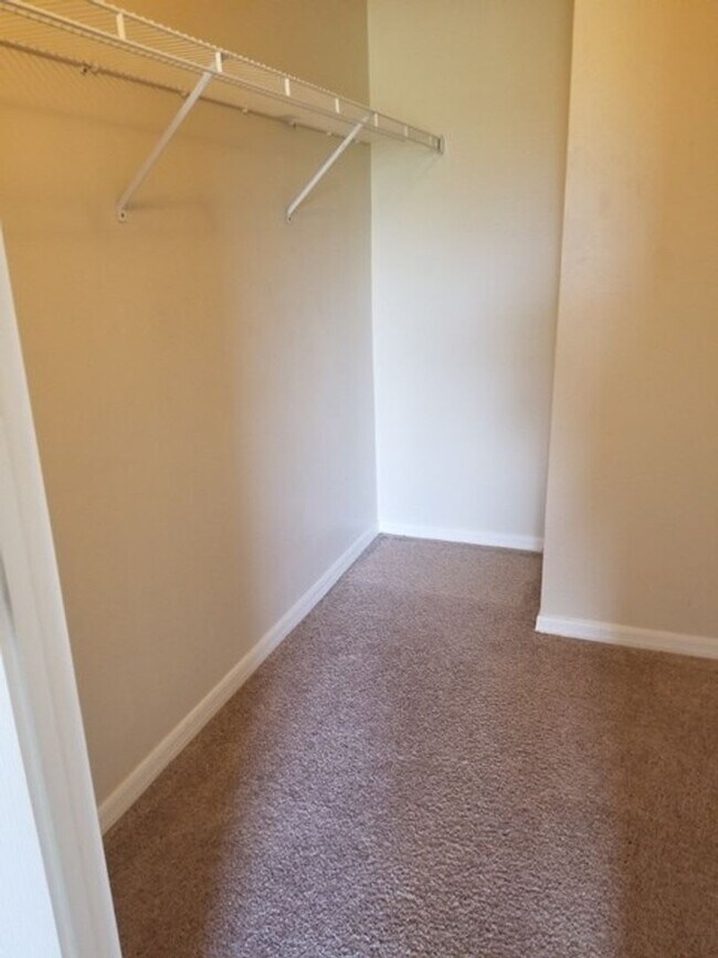 Building Photo - SINGLE FAMILY HOME 3/2+ 2 CAR GARAGE !  CO...