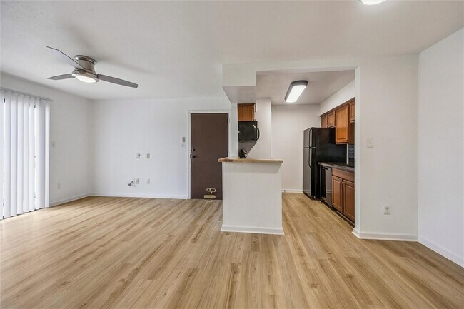 Foto del edificio - 904 University Oaks Blvd