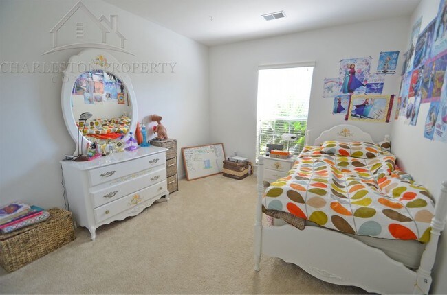 Building Photo - Three Bedroom Home in Park West