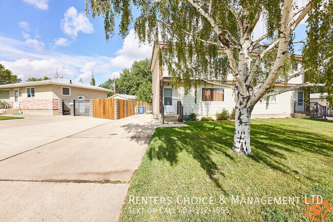 Photo du bâtiment - Pet Friendly Half Duplex with Fenced Yard