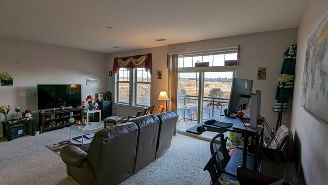 Building Photo - Via Varra Large One Bedroom!
