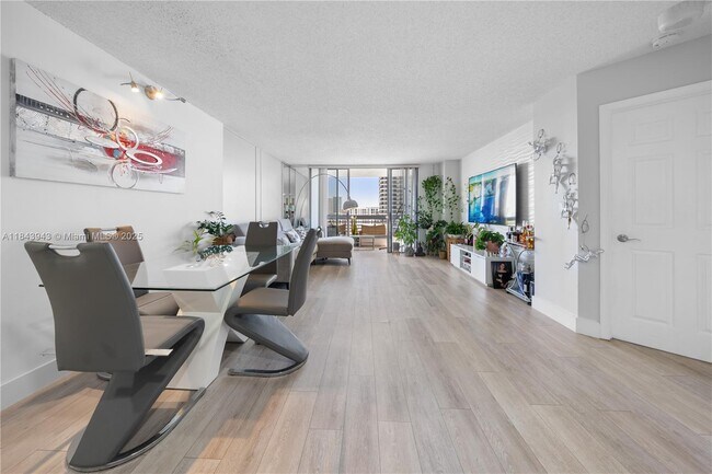 Foto del edificio - 3530 Mystic Pointe Dr