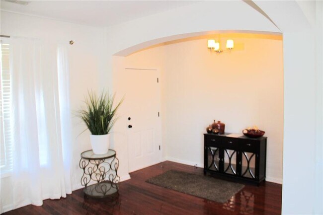 Building Photo - 1602 Silver Oak Dr