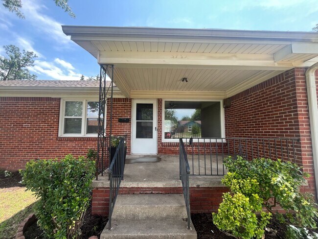 Foto del edificio - Midtown bungalow, beautiful hard wood floors, lots of natural light.