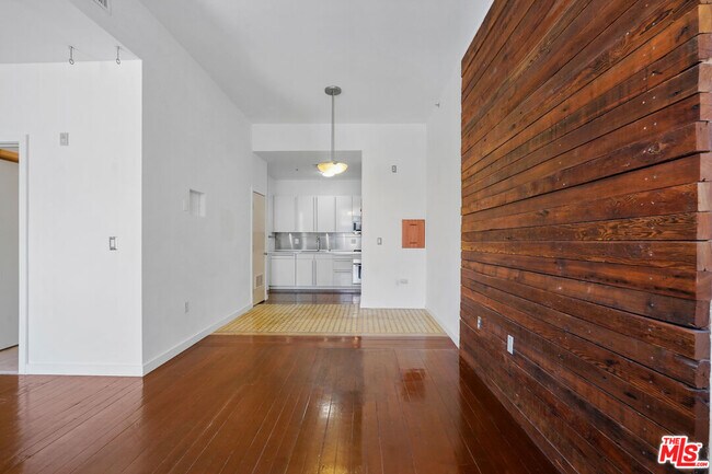 Building Photo - 257 S Spring St