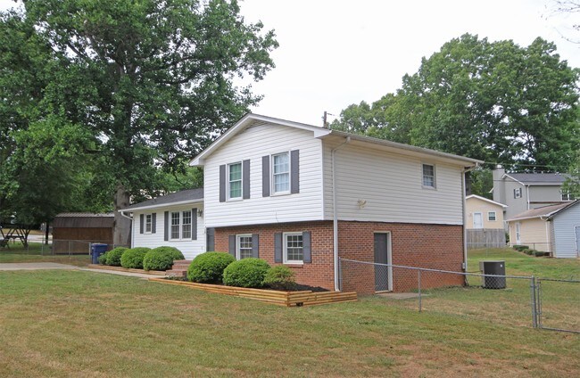 Foto del edificio - 403 Sellwood Cir