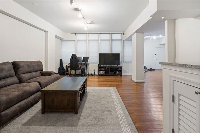 Building Photo - 357 Varick St