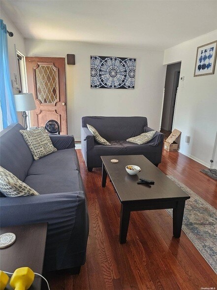 Foto del edificio - 1076 Carll Dr