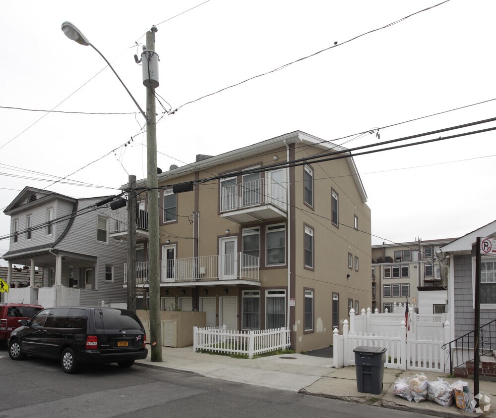 Foto principal - 211-213 Beach 99th St