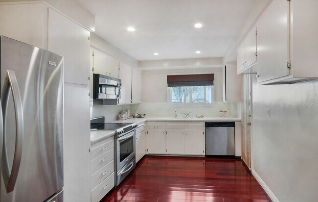 Cocina - 1734 N Fuller Ave
