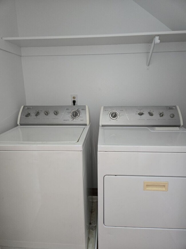 Foto del edificio - Charming 3-Bedroom, 2-Bath Townhouse for Rent in Ashland!