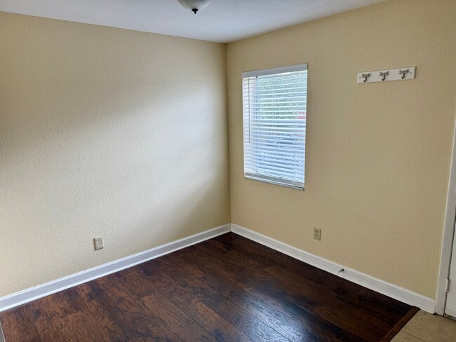 Building Photo - 2/1.5 Townhome located in Tampa with Priva...