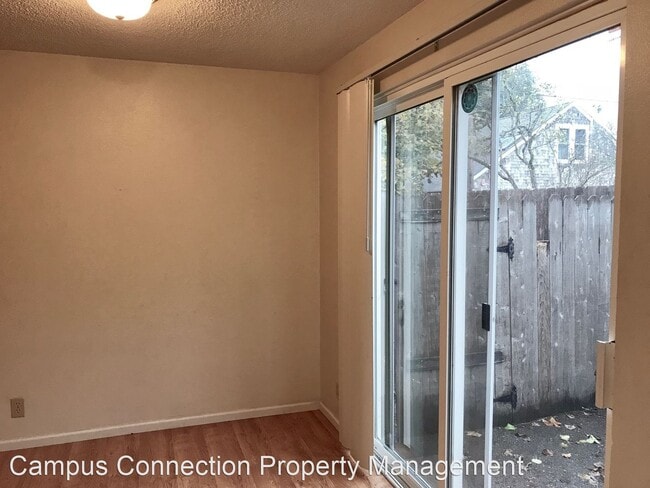 Building Photo - 2 br, 1.5 bath House - 1065 Monroe St