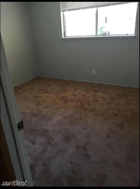 Building Photo - 2 br, 1 bath Townhome - 10365 Mary Avenue
