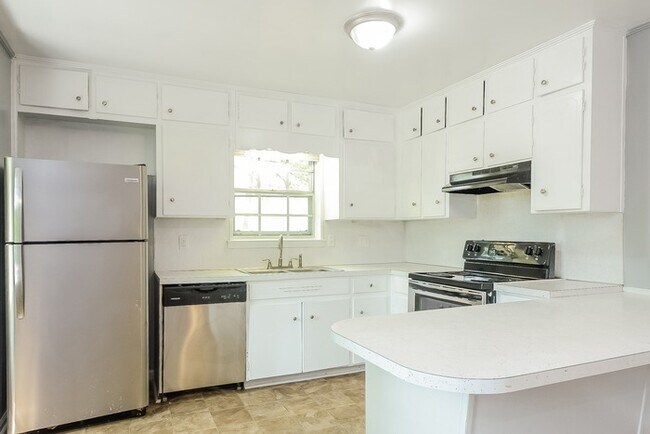 Building Photo - Cozy & Classic 3 Bedroom