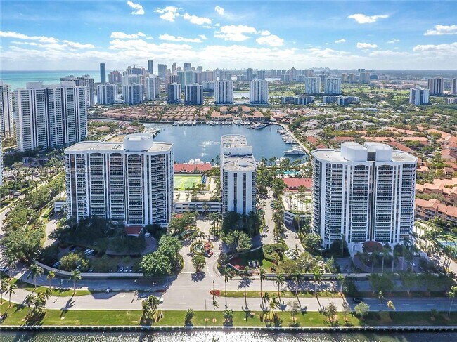 Building Photo - 3610 Yacht Club Dr