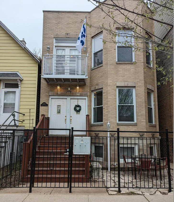 Foto principal - 2050 W Roscoe St